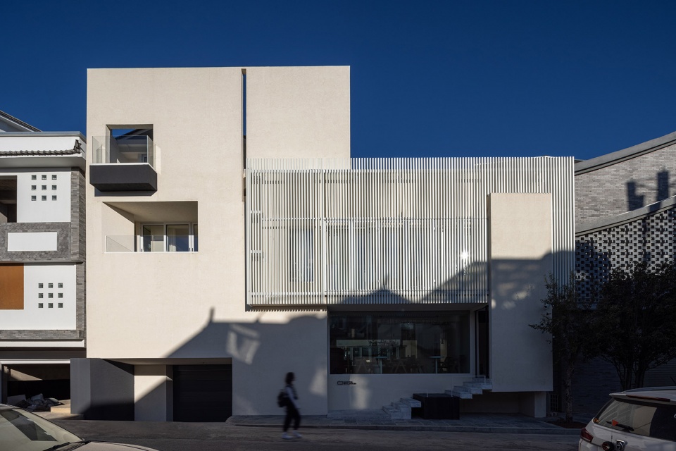 酒店設(shè)計(jì)公司白平衡度假酒店裝修案例分享(圖2) dlbphsjsdjjd-2.jpg