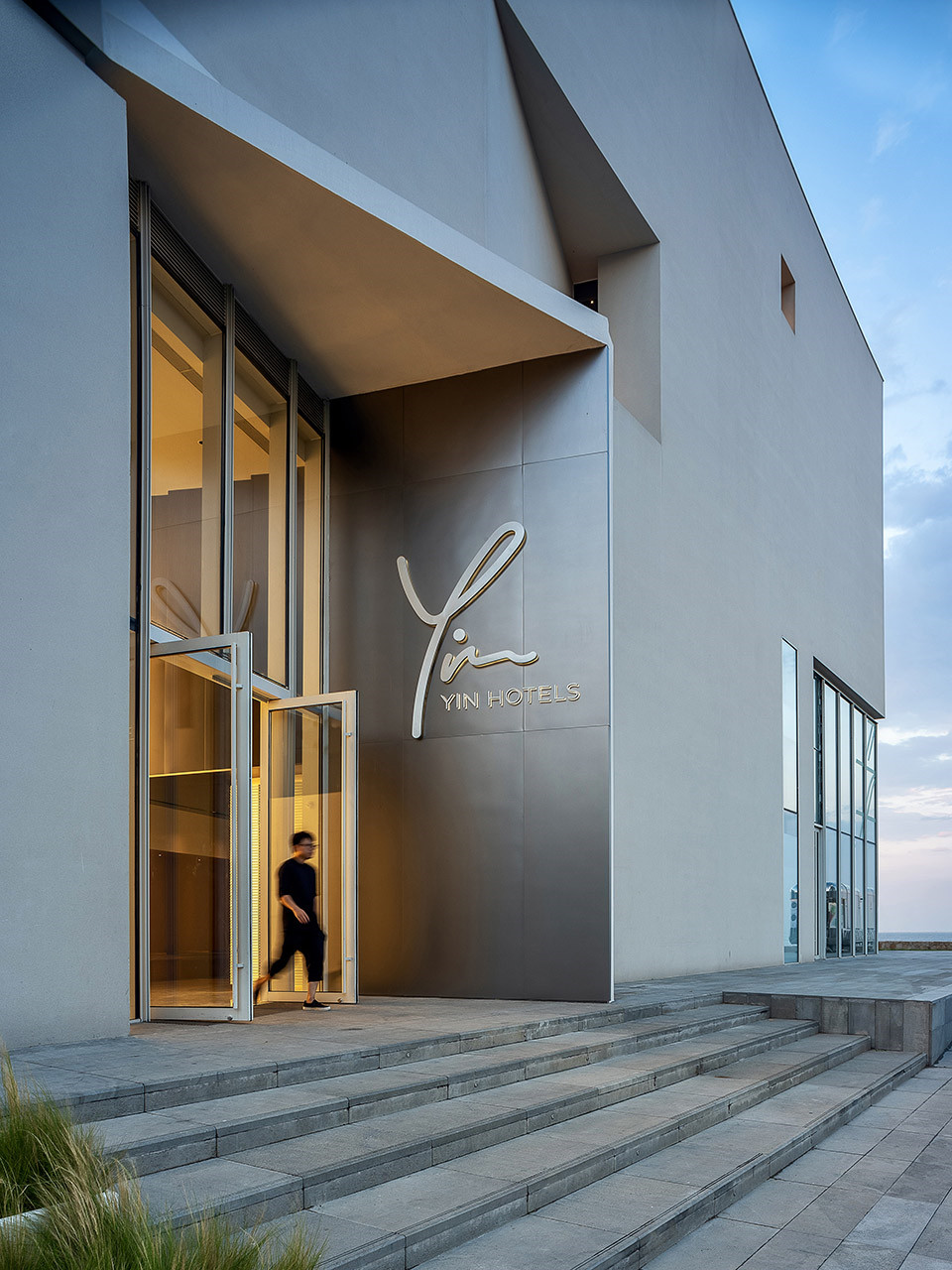 未來感十足的工業(yè)風(fēng)酒店裝修設(shè)計——YIN Hotel(圖1) 未來感十足的工業(yè)風(fēng)酒店裝修設(shè)計——YIN Hotel(圖1)