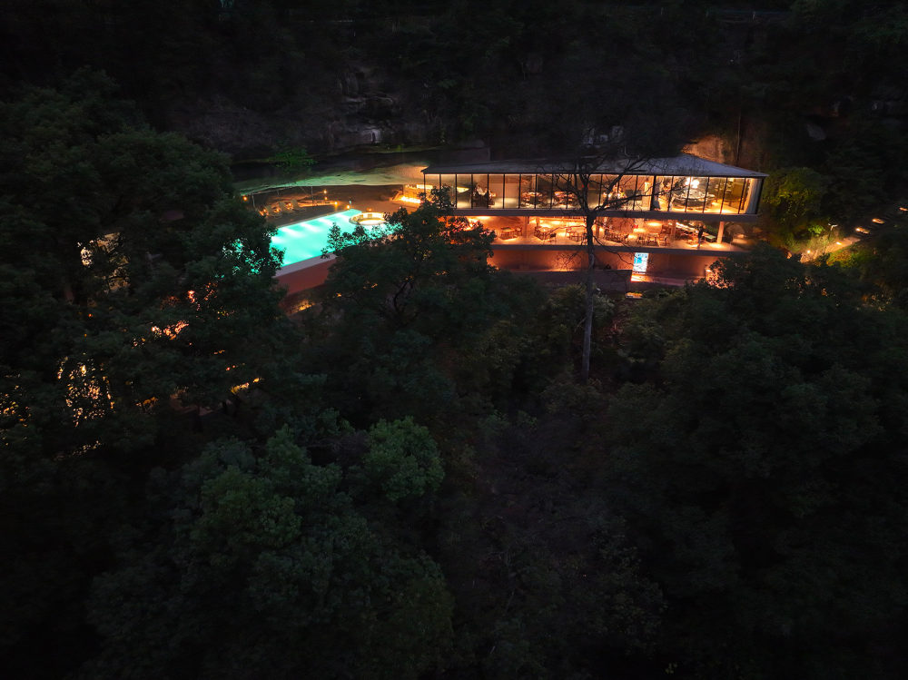 鄭州金博大分享特色洞穴休閑度假酒店裝修設(shè)計(jì)(圖1) 鄭州金博大分享特色洞穴休閑度假酒店裝修設(shè)計(jì)(圖1)