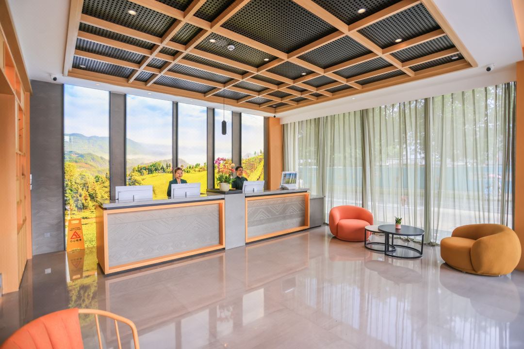 深圳秋果連鎖精品酒店裝修設(shè)計(圖2) 0201b12000ca0kq0g4648_W_1080_808_R5_D.jpg