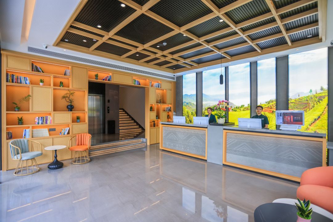 深圳秋果連鎖精品酒店裝修設(shè)計(圖3) 0206x12000ca0kpfxC755_W_1080_808_R5_D.jpg