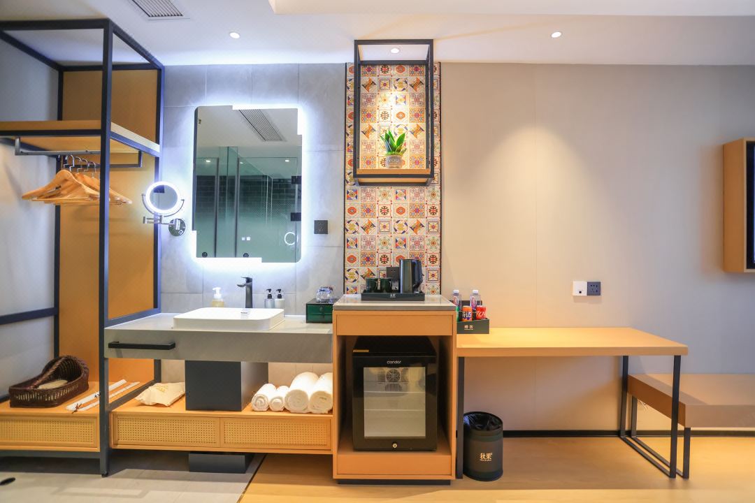 深圳秋果連鎖精品酒店裝修設(shè)計(圖11) 0206b12000ca0sgt2075B_W_1080_808_R5_D.jpg