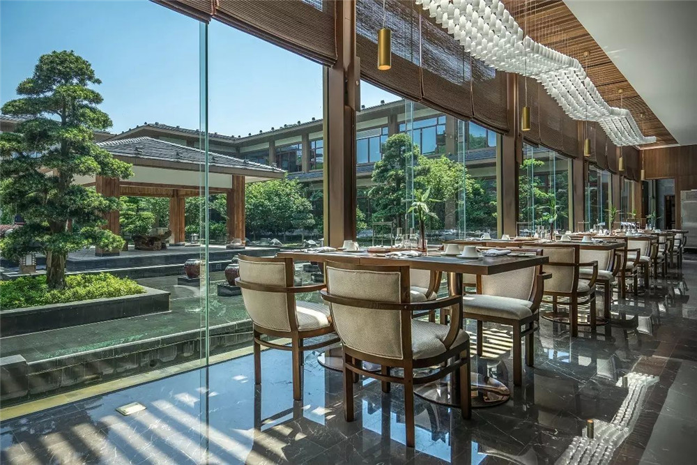 岳陽君瀾中式奢華度假酒店設(shè)計(jì)裝修案例(圖3) 岳陽君瀾中式奢華度假酒店餐廳設(shè)計(jì)裝修案例