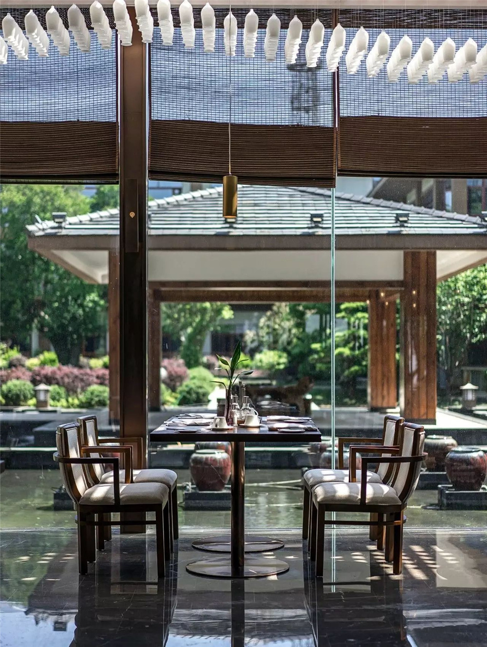 岳陽君瀾中式奢華度假酒店設(shè)計(jì)裝修案例(圖4) 岳陽君瀾中式奢華度假酒店餐廳設(shè)計(jì)裝修案例