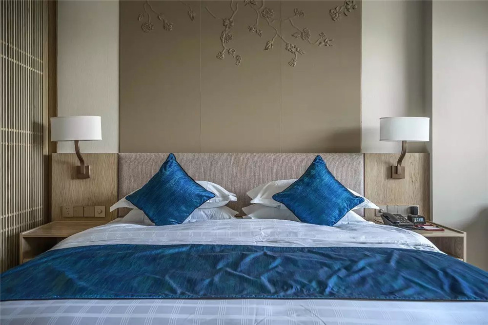 岳陽君瀾中式奢華度假酒店設(shè)計(jì)裝修案例(圖7) 岳陽君瀾中式奢華度假酒店客房設(shè)計(jì)裝修實(shí)景圖